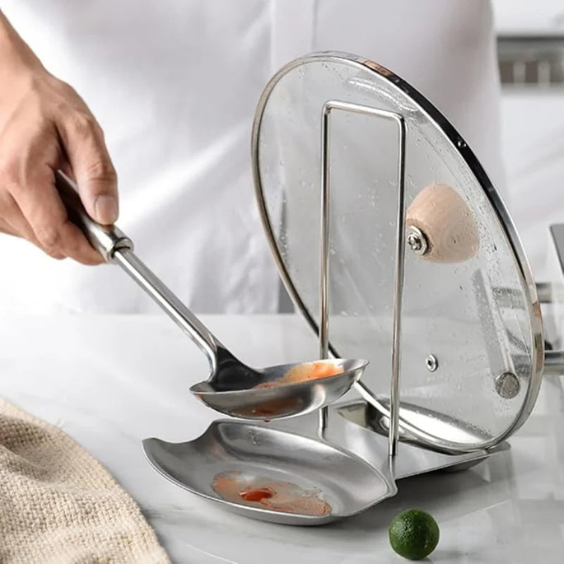 Cook resting a ladle on the rack tray while a glass lid stands upright